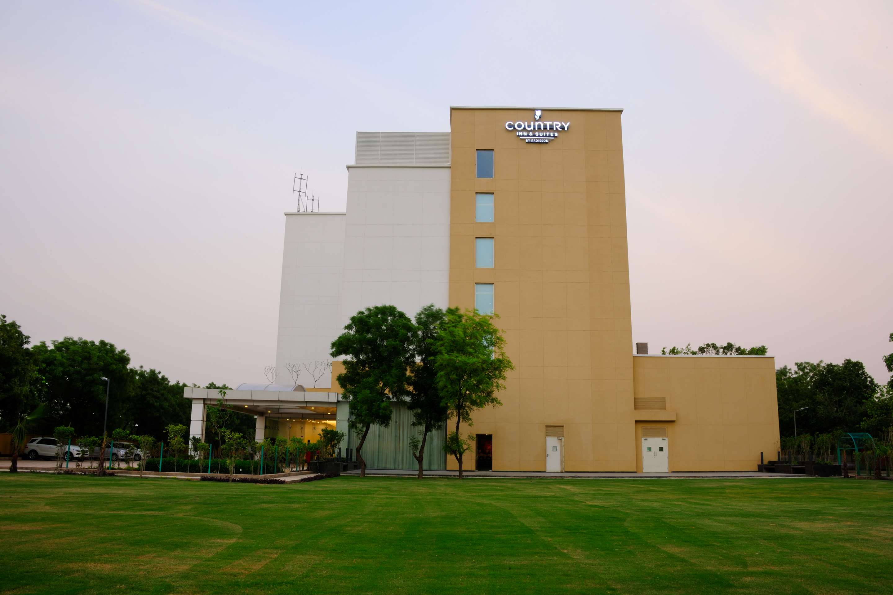 Hotel Gurgaon Near Kingdom Of Dreams Country Inn Suites - 