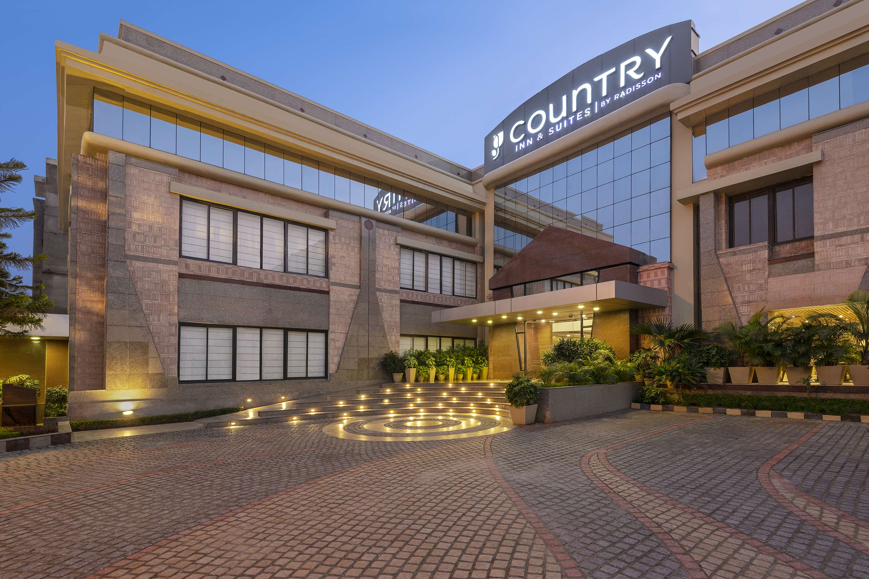 Beverage station in lobby - Picture of Country Inn & Suites by