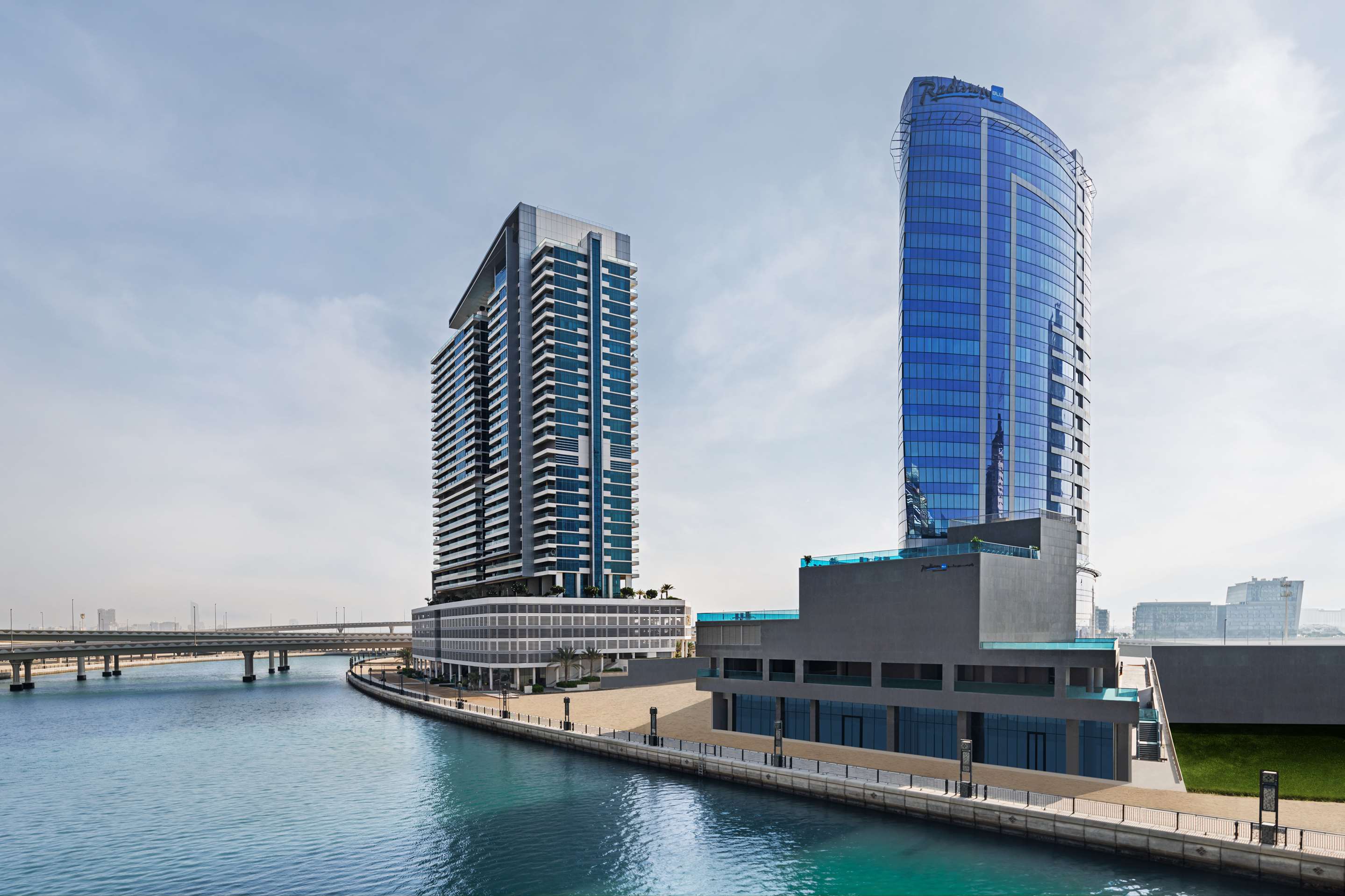 Radisson Blu Hotel, Dubai Canal View - wide 7